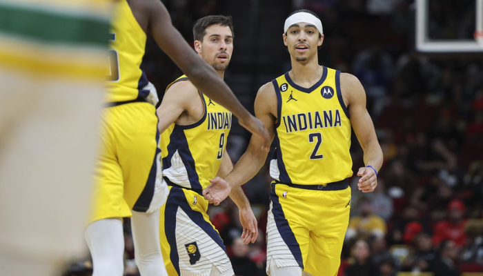 Regata Statement Edition oficial do Indiana Pacers, modelo Jordan, nas cores amarela, branca e azul. Inspirada nos uniformes profissionais, a peça apresenta logotipos e detalhes autênticos. Confeccionada com tecnologia Dri-FIT para máximo conforto e desempenho.